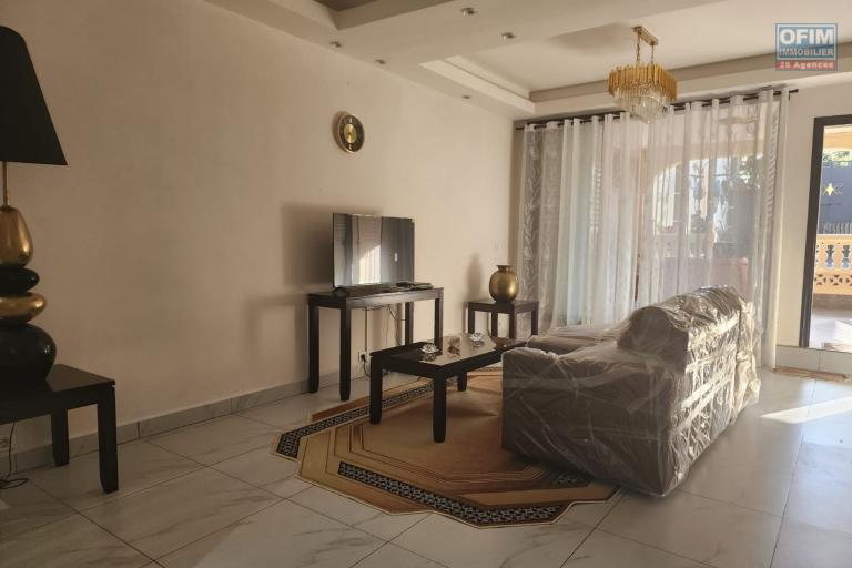 A LOUER - Une villa de standing meubl&eacute;e &agrave; &eacute;tage de type F5 situ&eacute; &agrave; Ambohinambo Talatamaty non loin SUPER U