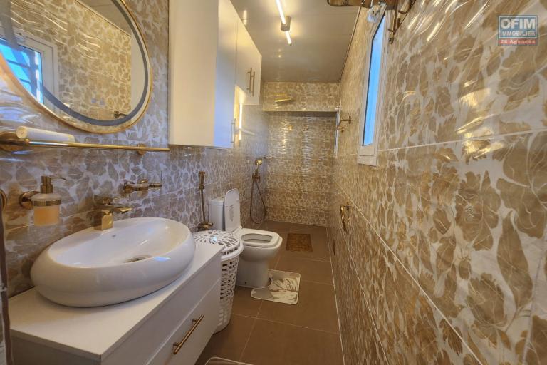 A LOUER - Une villa de standing meubl&eacute;e &agrave; &eacute;tage de type F5 situ&eacute; &agrave; Ambohinambo Talatamaty non loin SUPER U