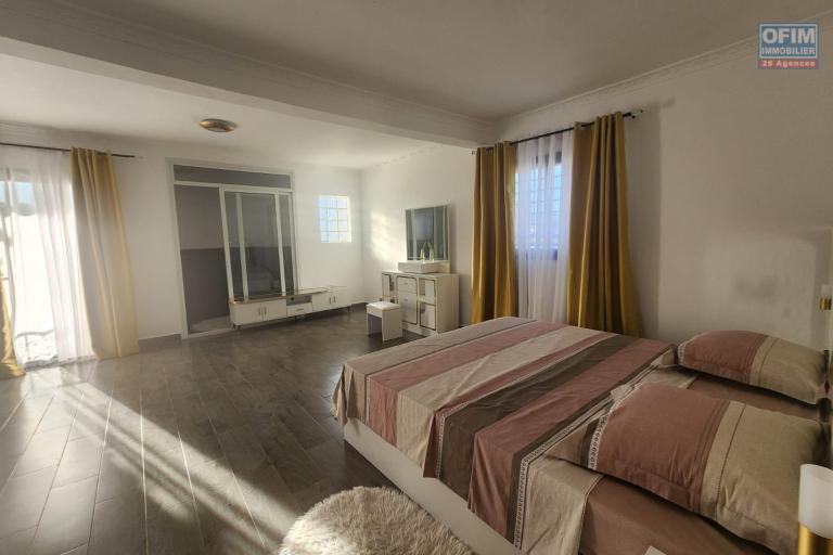 A LOUER - Une villa de standing meublée à étage de type F5 situé à Ambohinambo Talatamaty non loin SUPER U