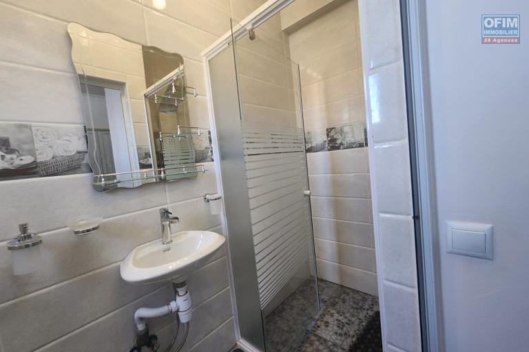 A LOUER - Une villa de standing meublée à étage de type F5 situé à Ambohinambo Talatamaty non loin SUPER U