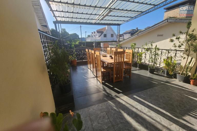 A LOUER - Une villa de standing meublée à étage de type F5 situé à Ambohinambo Talatamaty non loin SUPER U