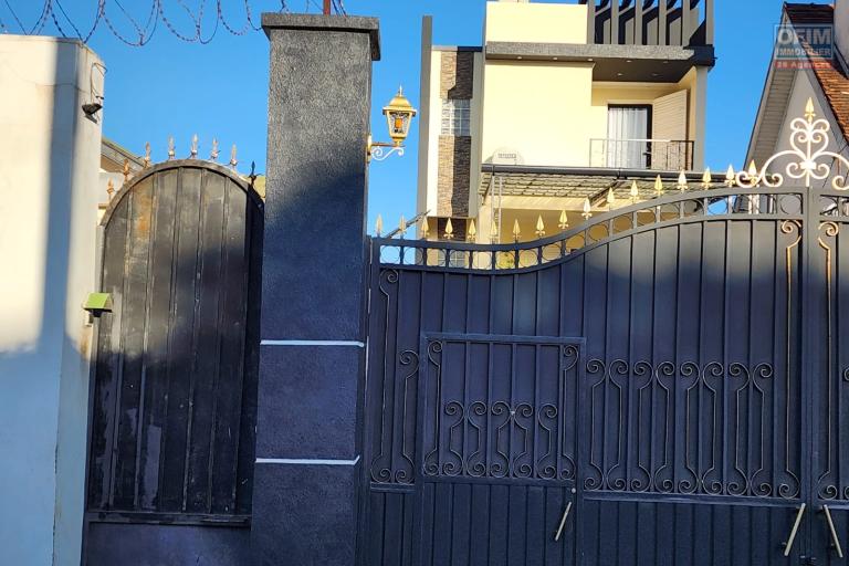 A LOUER - Une villa de standing meublée à étage de type F5 situé à Ambohinambo Talatamaty non loin SUPER U