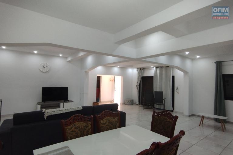 A vendre, villa à étage F5 sur 432 m2 de terrain à Ambatolampy Tsimahafotsy