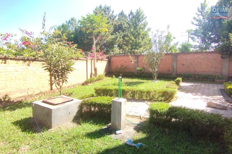 A vendre, villa à étage F5 sur 432 m2 de terrain à Ambatolampy Tsimahafotsy