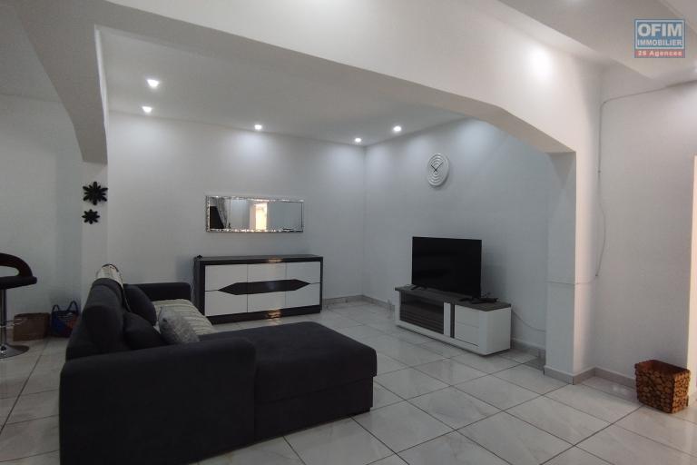 A vendre, villa à étage F5 sur 432 m2 de terrain à Ambatolampy Tsimahafotsy