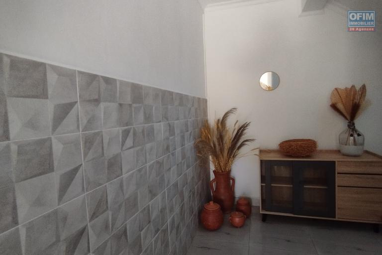 A vendre, villa à étage F5 sur 432 m2 de terrain à Ambatolampy Tsimahafotsy