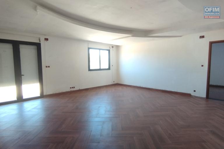A vendre, villa moderne à étage F11 avec piscine, en cous de finition sur Ilaivola Ivato- Antananarivo