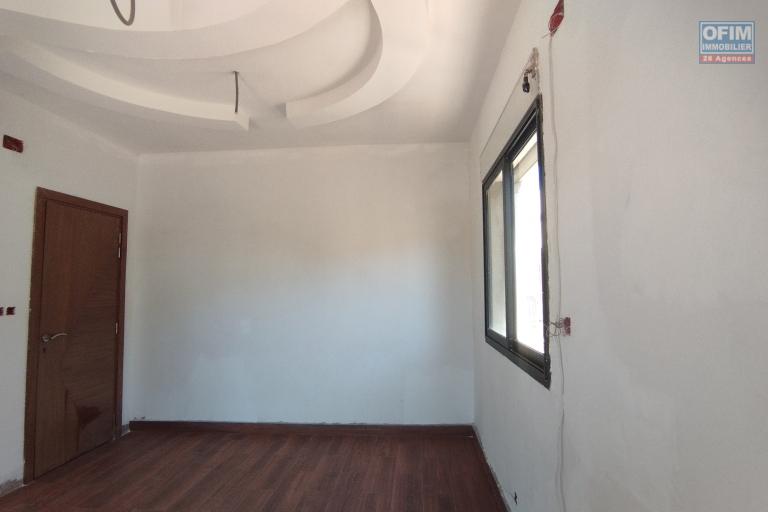 A vendre, villa moderne à étage F11 avec piscine, en cous de finition sur Ilaivola Ivato- Antananarivo