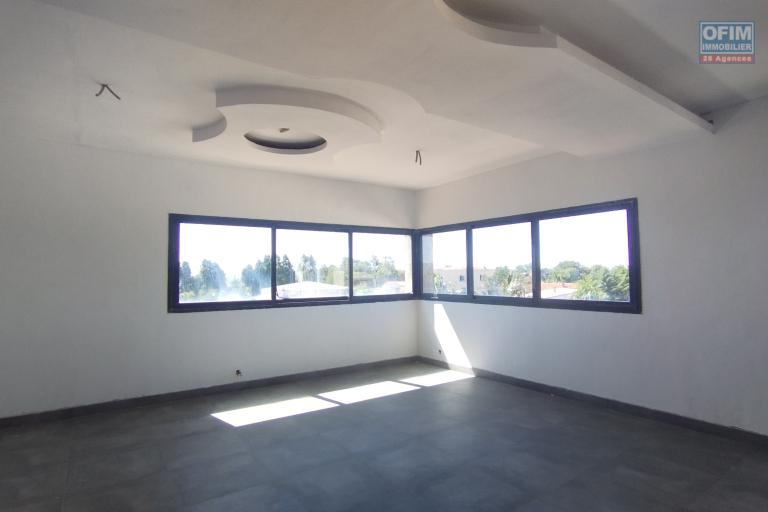 A vendre, villa moderne à étage F11 avec piscine, en cous de finition sur Ilaivola Ivato- Antananarivo