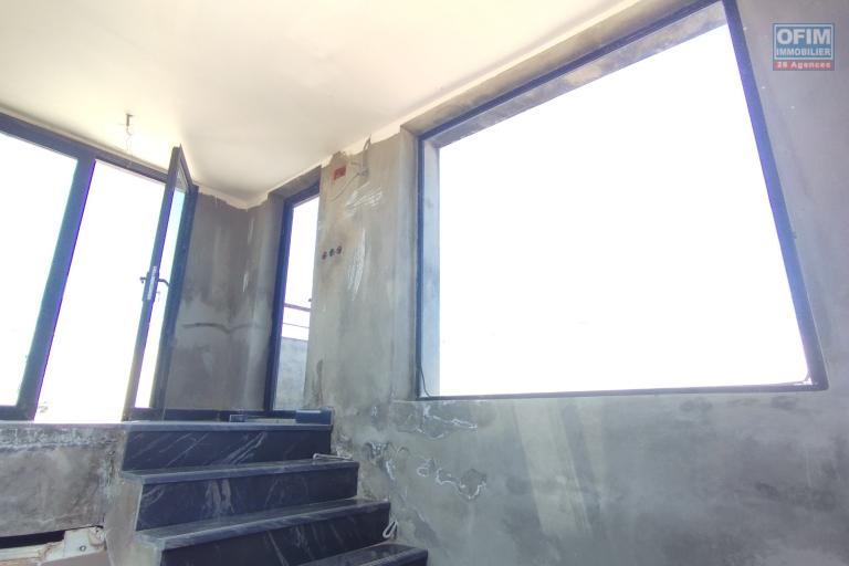A vendre, villa moderne à étage F11 avec piscine, en cous de finition sur Ilaivola Ivato- Antananarivo