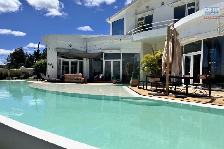 Une villa F7 à piscine à débordement à 7mn en voiture sur la hauteur d'Ambatobe