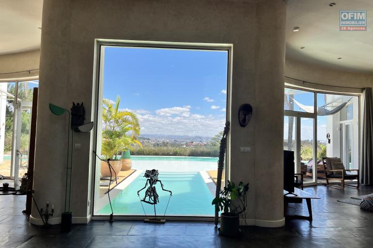 Une villa F7 à piscine à débordement à 7mn en voiture sur la hauteur d'Ambatobe