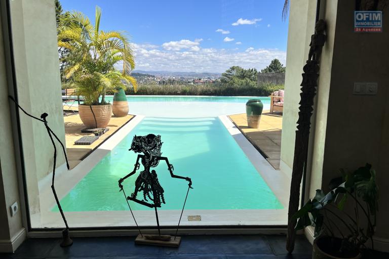 Une villa F7 à piscine à débordement à 7mn en voiture sur la hauteur d'Ambatobe