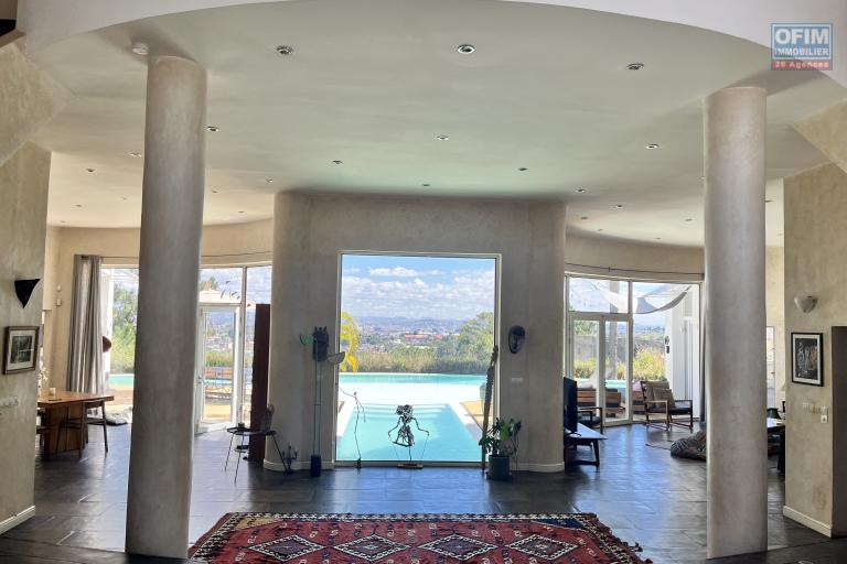 Une villa F7 à piscine à débordement à 7mn en voiture sur la hauteur d'Ambatobe