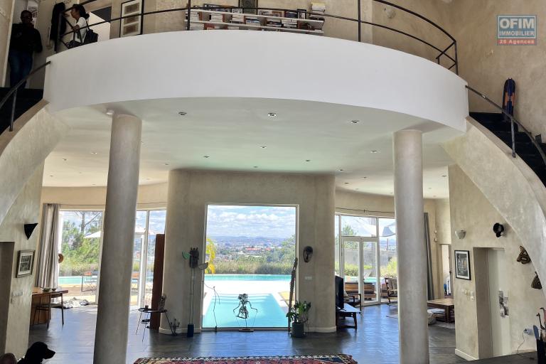 Une villa F7 à piscine à débordement à 7mn en voiture sur la hauteur d'Ambatobe