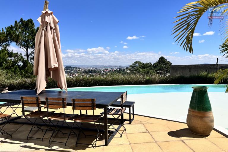 Une villa F7 à piscine à débordement à 7mn en voiture sur la hauteur d'Ambatobe