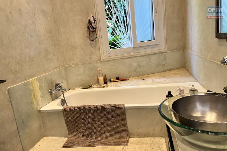 Une villa F7 à piscine à débordement à 7mn en voiture sur la hauteur d'Ambatobe