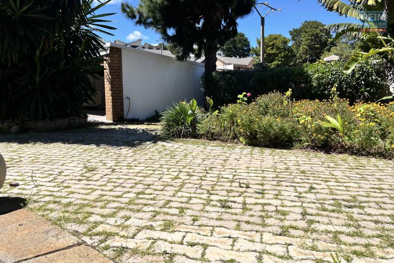 Une villa F7 à piscine à débordement à 7mn en voiture sur la hauteur d'Ambatobe