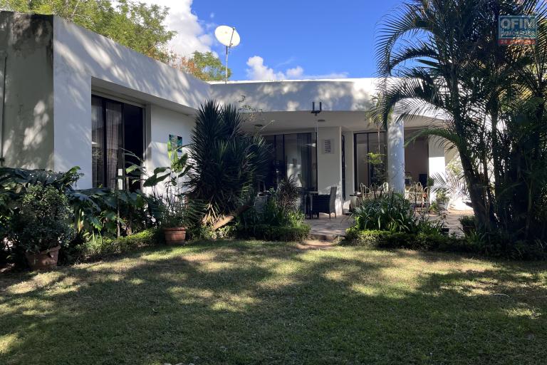 Vente d'une ville F5 d'une superbe propri&eacute;t&eacute; d'un terrain de 2 500m2 &agrave; Tanjom...