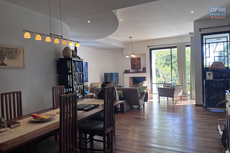 Vente d'une ville F5 d'une superbe propri&eacute;t&eacute; d'un terrain de 2 500m2 &agrave; Tanjombato