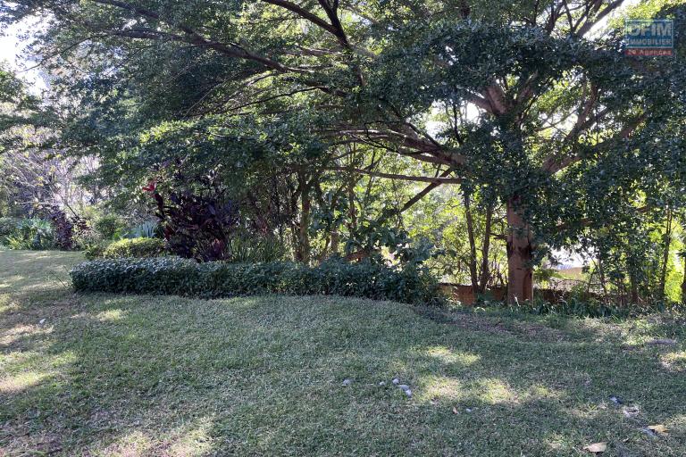 Vente d'une ville F5 d'une superbe propri&eacute;t&eacute; d'un terrain de 2 500m2 &agrave; Tanjombato