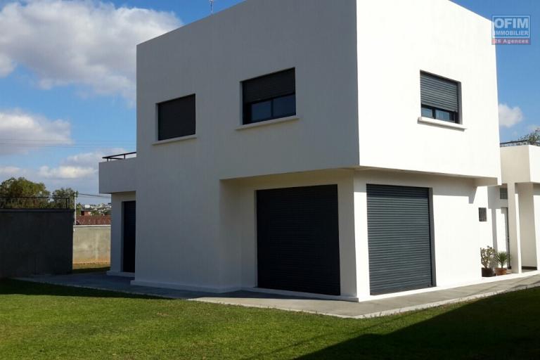 une villa F5 avec piscine &agrave; Ambatobe
