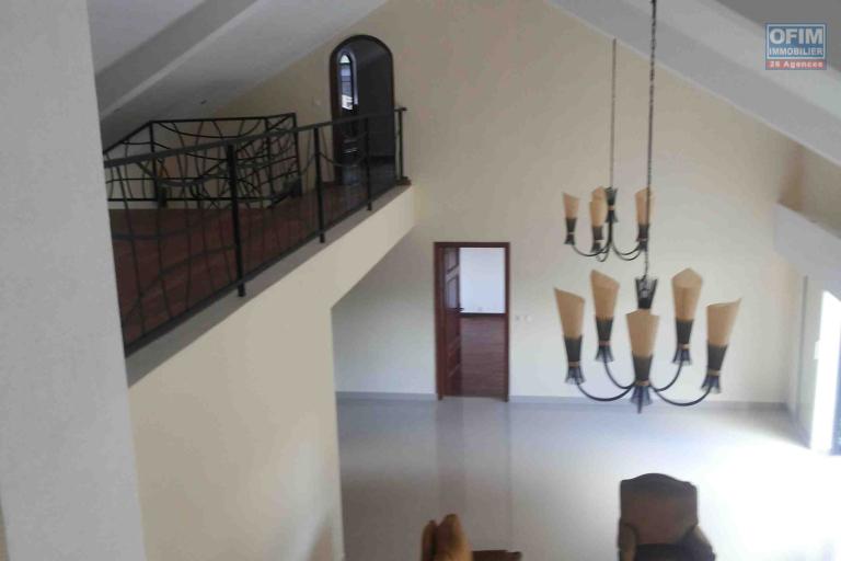 Une villa F5 avec jardin &agrave; Ambatobe