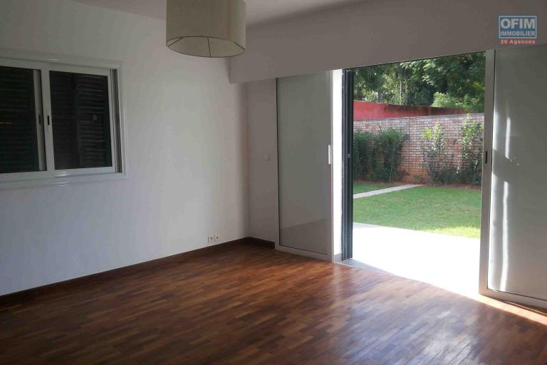 Une villa F5 avec jardin &agrave; Ambatobe