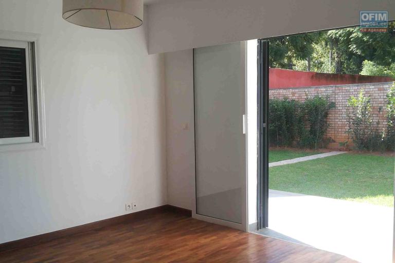 Une villa F5 avec jardin &agrave; Ambatobe