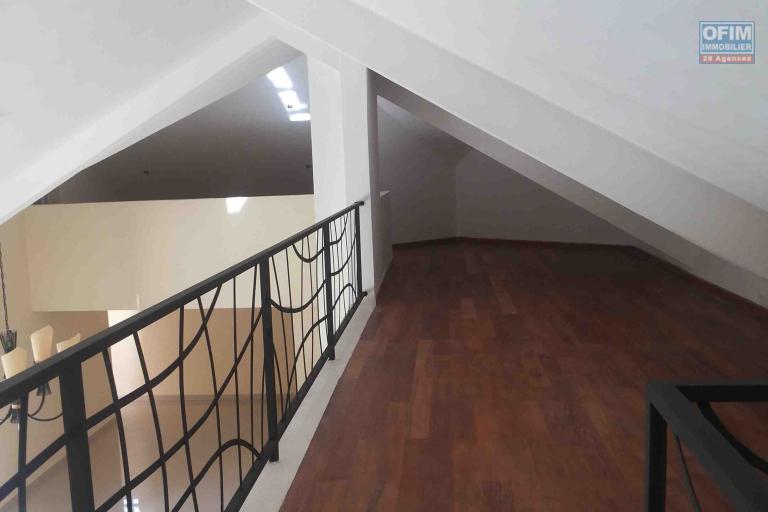 Une villa F5 avec jardin &agrave; Ambatobe