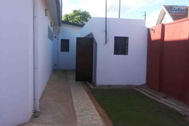 Une villa F5 avec jardin &agrave; Ambatobe