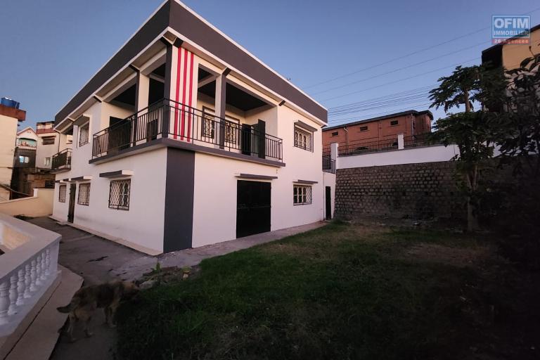 A VENDRE - UNE MAISON A ETAGE RENOVEE DE TYPE F9 BORD DE ROUTE PAVEE SITUEE A ANDRANORO AMBOHIBAO