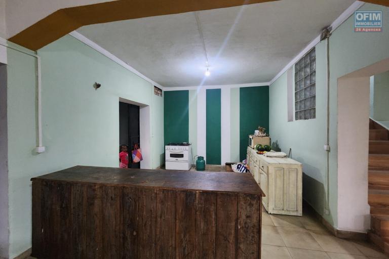 A VENDRE - UNE MAISON A ETAGE RENOVEE DE TYPE F9 BORD DE ROUTE PAVEE SITUEE A ANDRANORO AMBOHIBAO