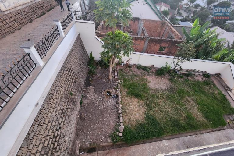 A VENDRE - UNE MAISON A ETAGE RENOVEE DE TYPE F9 BORD DE ROUTE PAVEE SITUEE A ANDRANORO AMBOHIBAO