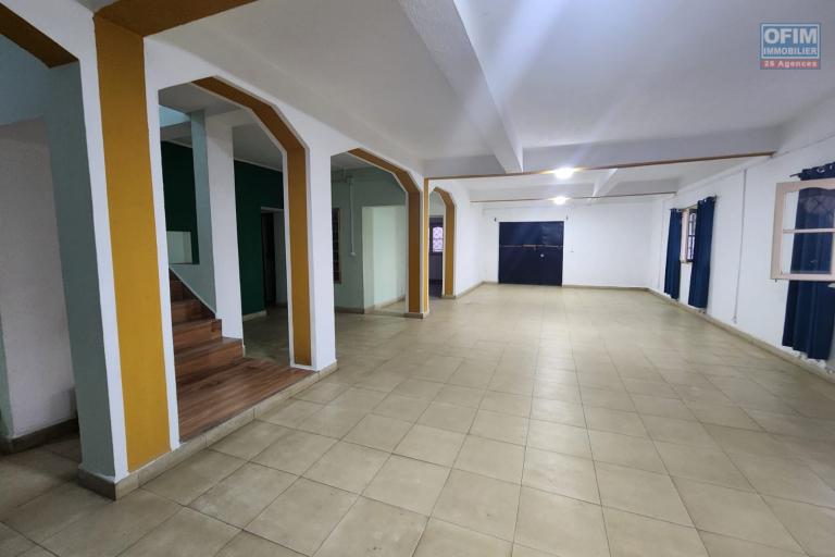 A VENDRE - UNE MAISON A ETAGE RENOVEE DE TYPE F9 BORD DE ROUTE PAVEE SITUEE A ANDRANORO AMBOHIBAO