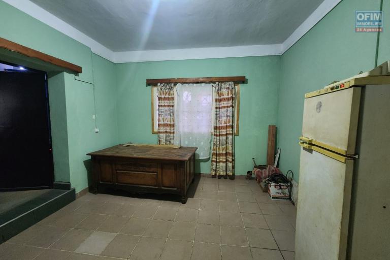 A VENDRE - UNE MAISON A ETAGE RENOVEE DE TYPE F9 BORD DE ROUTE PAVEE SITUEE A ANDRANORO AMBOHIBAO