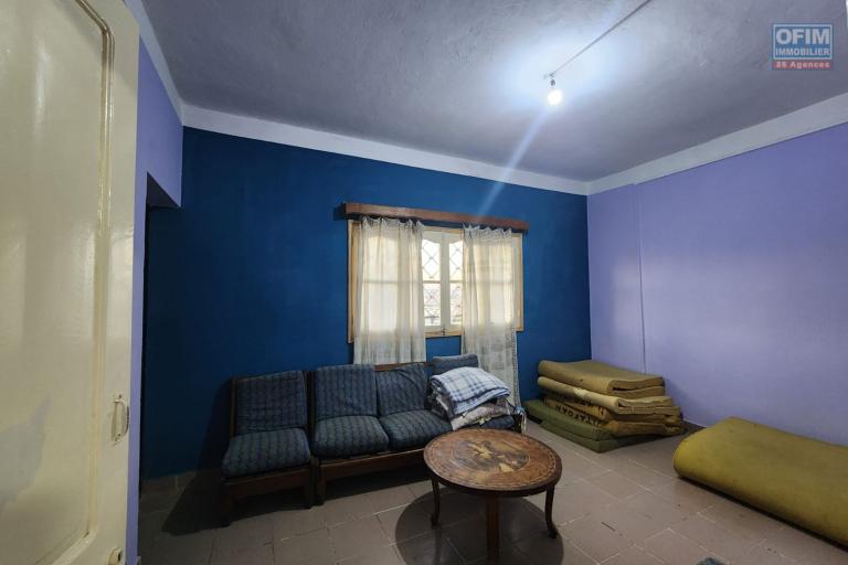 A VENDRE - UNE MAISON A ETAGE RENOVEE DE TYPE F9 BORD DE ROUTE PAVEE SITUEE A ANDRANORO AMBOHIBAO