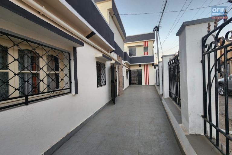 A VENDRE - UNE MAISON A ETAGE RENOVEE DE TYPE F9 BORD DE ROUTE PAVEE SITUEE A ANDRANORO AMBOHIBAO
