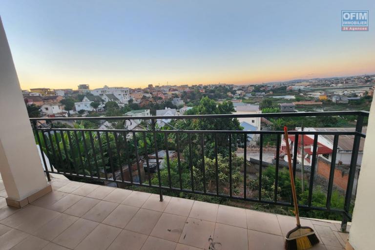 A VENDRE - UNE MAISON A ETAGE RENOVEE DE TYPE F9 BORD DE ROUTE PAVEE SITUEE A ANDRANORO AMBOHIBAO