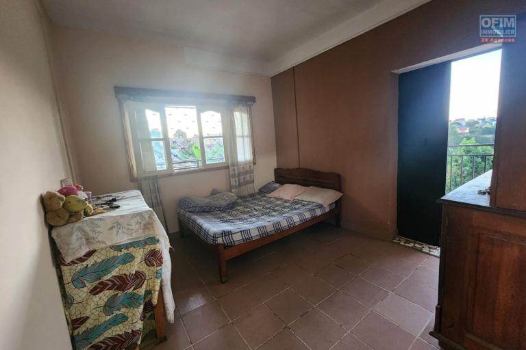 A VENDRE - UNE MAISON A ETAGE RENOVEE DE TYPE F9 BORD DE ROUTE PAVEE SITUEE A ANDRANORO AMBOHIBAO