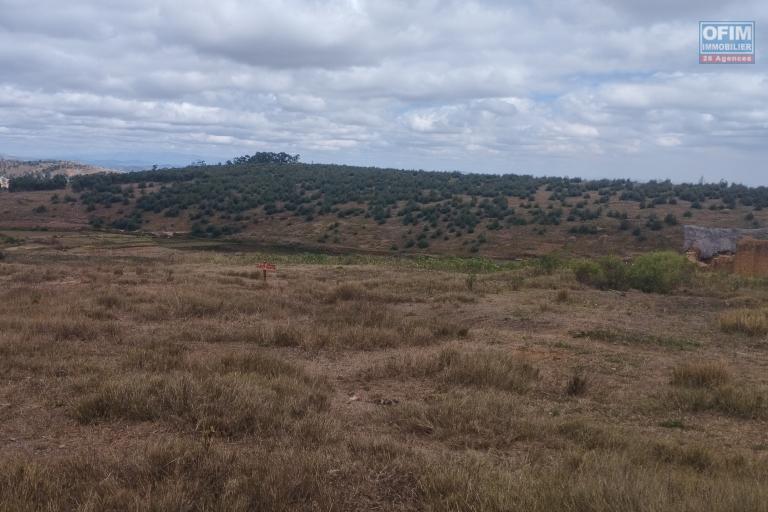 A vendre. Terrain pr&ecirc;t &agrave; b&acirc;tir de 9 877 m2 &agrave; Ambohimalaza Antananarivo