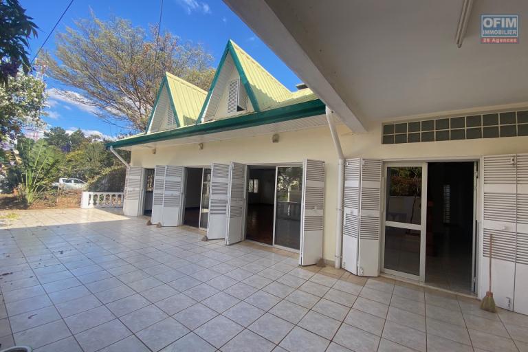 Une villa F6 tout pr&egrave;s du Lyc&eacute;e Fran&ccedil;ais &agrave; Ambatobe