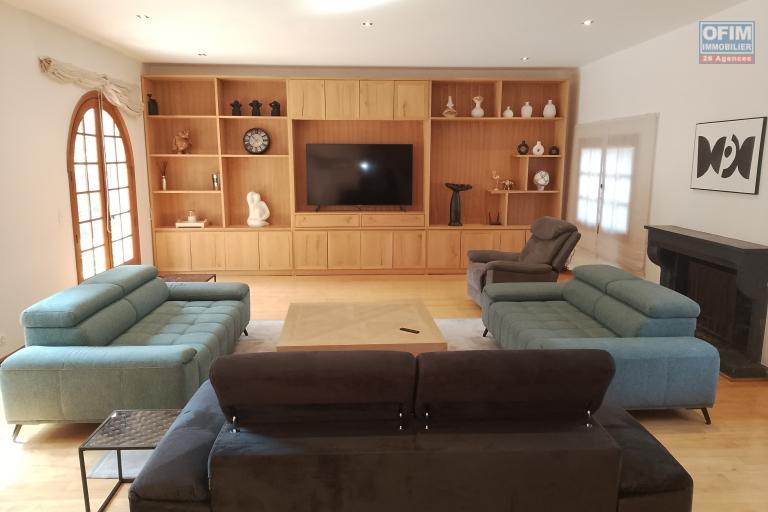 Une villa F6 de prestige meubl&eacute;e et &eacute;quip&eacute;e avec piscine &agrave; Androhibe ( lalaina@ofim.mg)