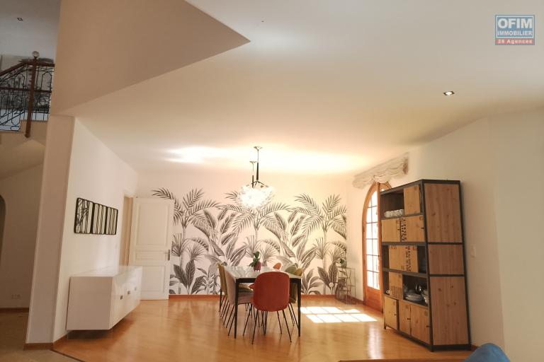 Une villa F6 de prestige meubl&eacute;e et &eacute;quip&eacute;e avec piscine &agrave; Androhibe ( lalaina@ofim.mg)