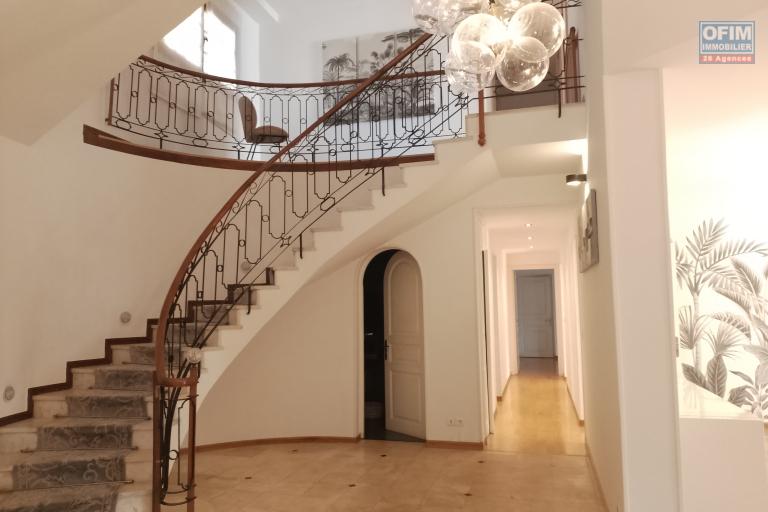 Une villa F6 de prestige meubl&eacute;e et &eacute;quip&eacute;e avec piscine &agrave; Androhibe ( lalaina@ofim.mg)