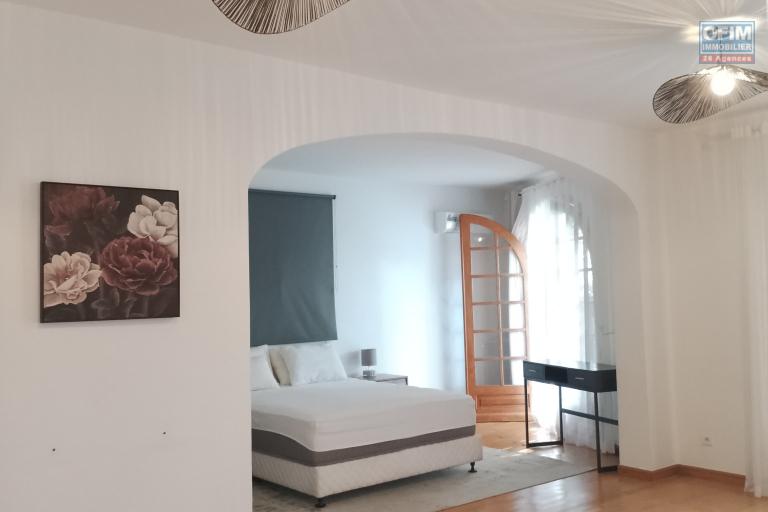 Une villa F6 de prestige meubl&eacute;e et &eacute;quip&eacute;e avec piscine &agrave; Androhibe ( lalaina@ofim.mg)