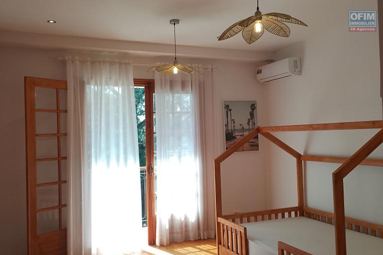 Une villa F6 de prestige meubl&eacute;e et &eacute;quip&eacute;e avec piscine &agrave; Androhibe ( lalaina@ofim.mg)