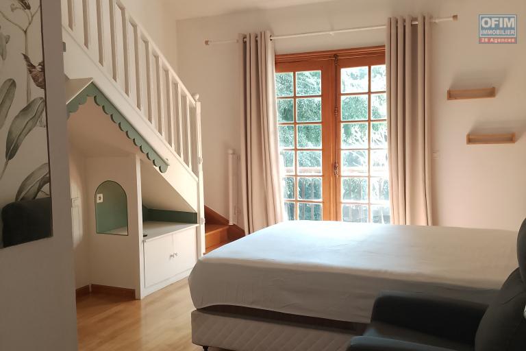 Une villa F6 de prestige meubl&eacute;e et &eacute;quip&eacute;e avec piscine &agrave; Androhibe ( lalaina@ofim.mg)