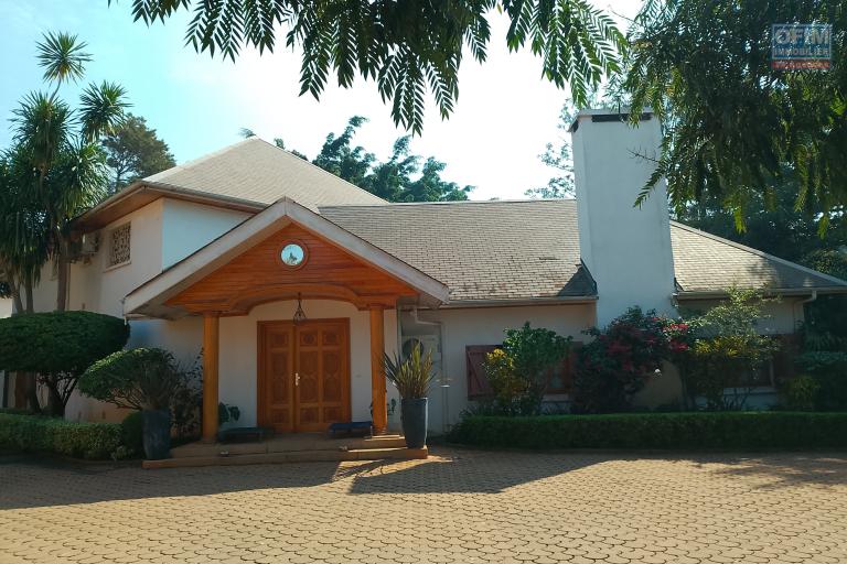 Une villa F6 de prestige meubl&eacute;e et &eacute;quip&eacute;e avec piscine &agrave; Androhibe ( lalaina@ofim.mg)