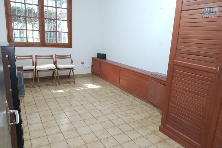 Une villa F6 de prestige meubl&eacute;e et &eacute;quip&eacute;e avec piscine &agrave; Androhibe ( lalaina@ofim.mg)